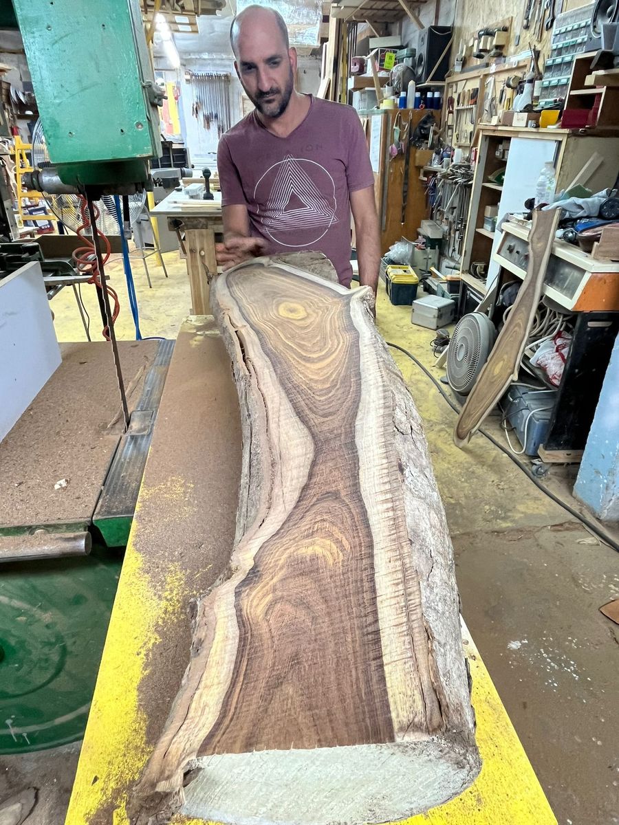 רועי בסדנה עם לוח עץ טבעי